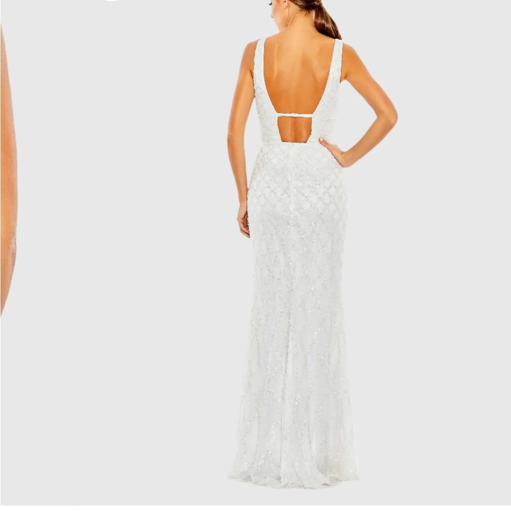 Mac Duggal White Plunge Neck Sleeveless Gown - Picture 5 of 7